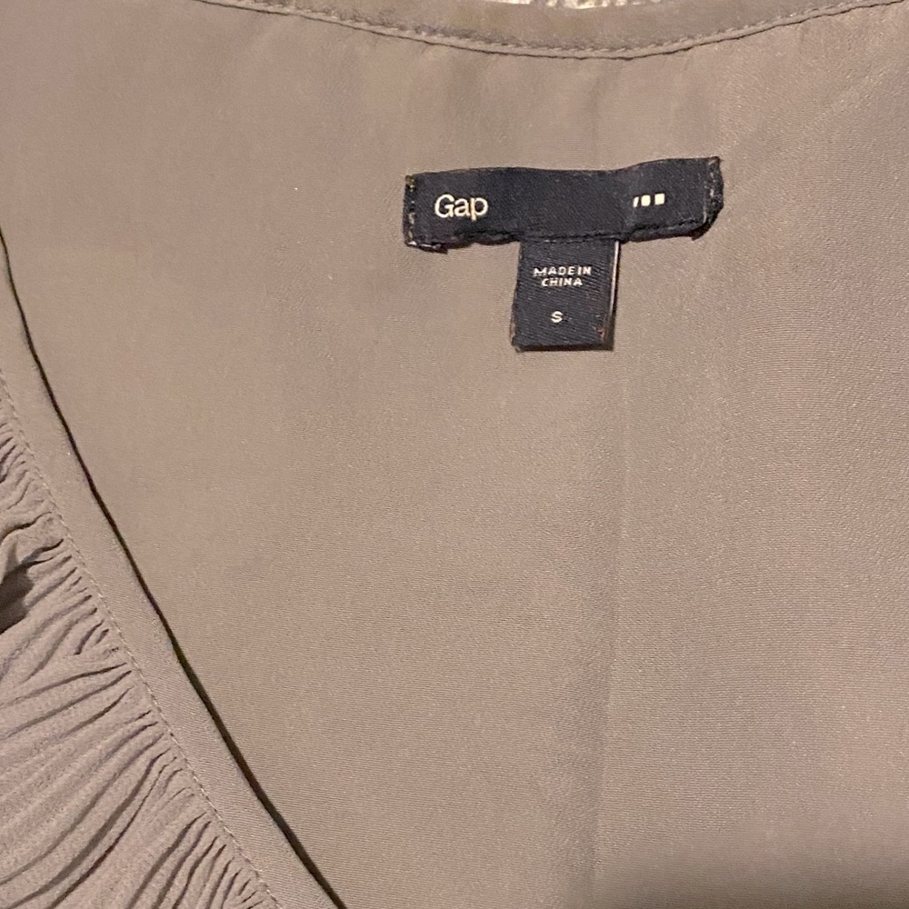 S Gap Gray Ruffle Tank - Picture 2 of 4